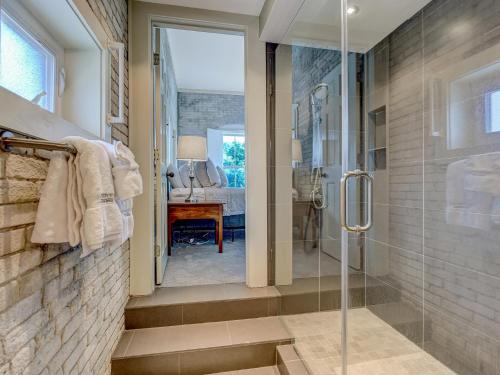 een badkamer met een inloopdouche en een glazen deur bij Riverview Penthouse in Savannah