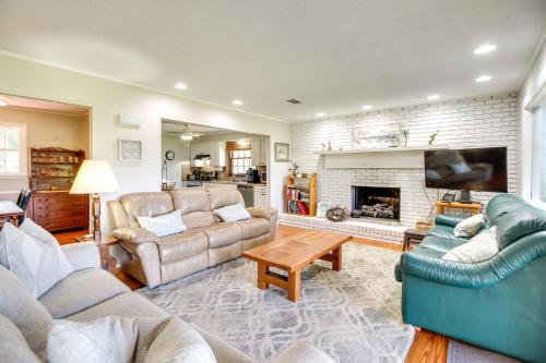 Χώρος καθιστικού στο Waterfront Baisdens Bluff Home with Dock and Views!