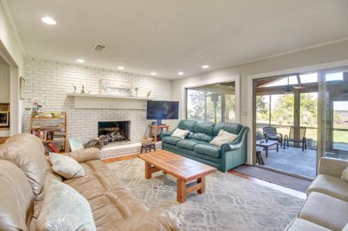 Χώρος καθιστικού στο Waterfront Baisdens Bluff Home with Dock and Views!