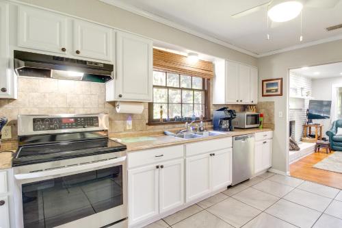 Η κουζίνα ή μικρή κουζίνα στο Waterfront Baisdens Bluff Home with Dock and Views!