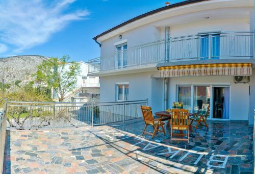 Holiday House Larma