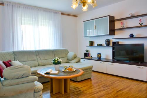 Holiday House Larma