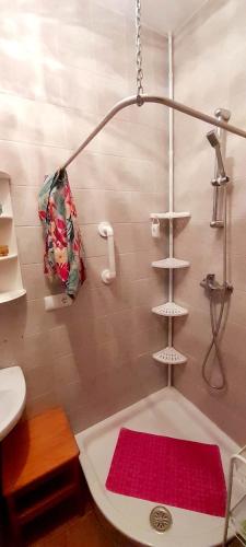 a bathroom with a bath tub with a red towel at Casa de los Suenos Granada in El Turro