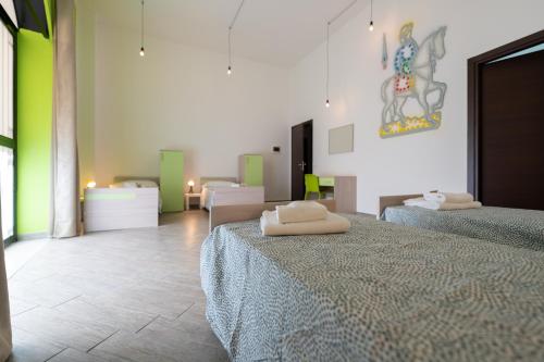 um quarto com duas camas num quarto em Cortile dei Giusti - Combo Guesthouse em Palermo