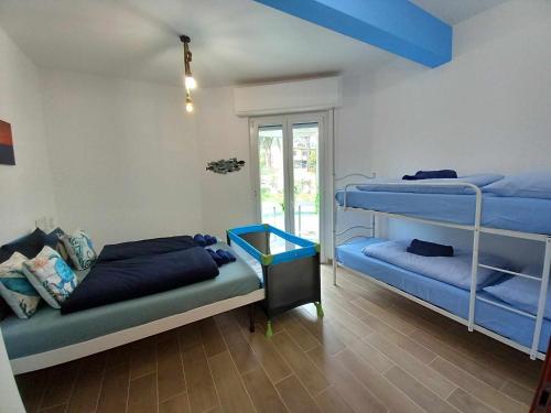 um quarto com 2 beliches e uma janela em VELA vicino al mare BluDiPietraLigure em Pietra Ligure