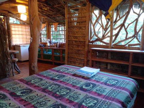 Ένα ή περισσότερα κρεβάτια σε δωμάτιο στο El Bamboo Cabins