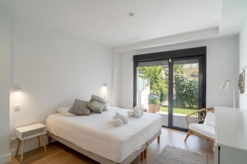 Un dormitorio blanco con una cama grande y una ventana en Villa Premium Los Mangos Casasol, en Nerja