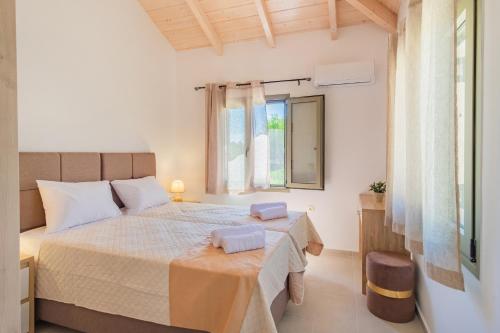Un pat sau paturi într-o cameră la Villa Kalligoni
