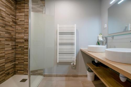 a bathroom with two sinks and a shower at Chambre privée chez Les Maisons Loli'days in Saint-Médard-en-Jalles