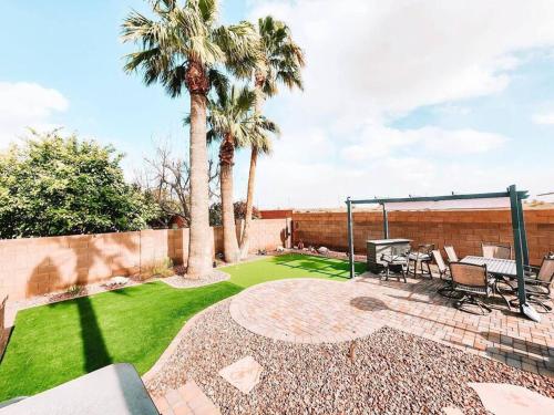 Κήπος έξω από το Luxury Pool Home! Amazing Back Yard Oasis