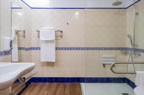 La salle de bains est pourvue d'un lavabo, d'une douche et de serviettes. dans l'établissement Casa de Fervença, 