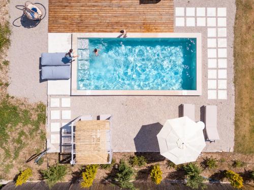 an overhead view of a swimming pool with an umbrella at Villa Kalligoni in Kalligónion