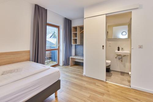 Postel nebo postele na pokoji v ubytování Moselhotel Weinhaus Simon `Sauna`Restaurant`ELadesäule