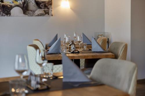 a dining table with blue napkins on top of it at Moselhotel Weinhaus Simon `Sauna`Restaurant`ELadesäule in Wintrich