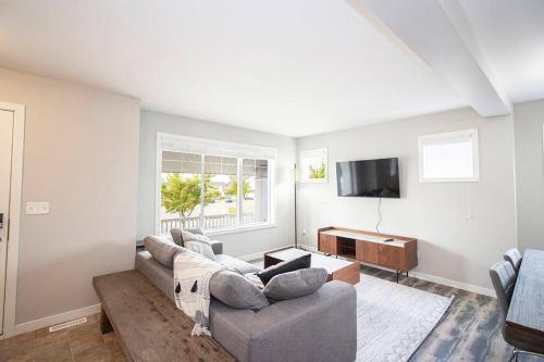 Upscale Townhouse with Parking Wi-Fi & Laundry