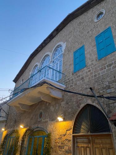 a building with a balcony on the side of it at Dar Alice in Soûr