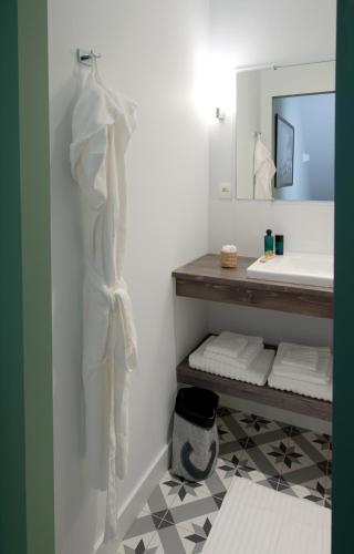 a bathroom with a sink and a mirror at Manoir des Eperviers in Quéven