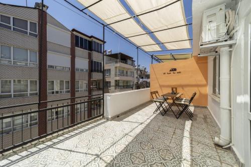 Central Flat with Balcony and Terrace in Muratpasa