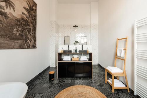 a white room with a sink and a mirror at Klassen Stay - Exklusives Loft - XXL Leinwand - 4 km Messe, 1,5 km HBF in Essen