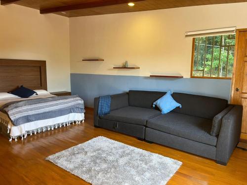 a living room with a couch and a bed at Rancho Emisajumi El Ajusco in Mexico City