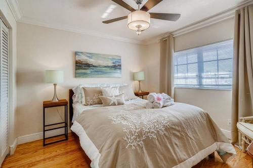 a bedroom with a bed and a ceiling fan at Beach 2 level spacious condo in Fort Lauderdale
