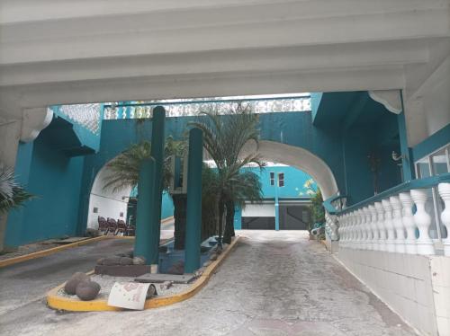 most na drodze w budynku w obiekcie La Selva Auto Hotel ADULTS ONLY w mieście Soncuantla