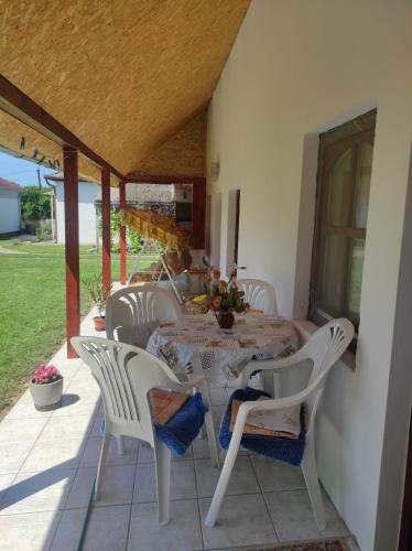 un patio con tavolo e sedie su un portico di BB House a Balatonboglár