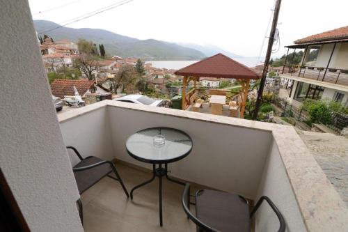 NOCE Apartments - Premium Lake View tesisinde bir balkon veya teras