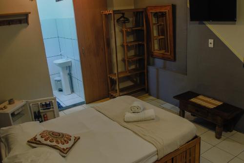 Una habitación con una cama con una toalla. en Santo hostel en Parati