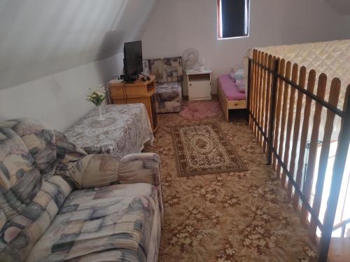 ein Wohnzimmer mit einem Sofa und einem Bett in der Unterkunft BB House in Balatonboglár