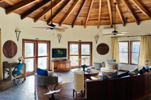 a living room with a ceiling with wooden beams at Villa Serenity in San Pedro