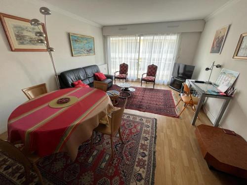 Photo de la galerie de l'établissement Appartement T4 avec Parking, Balcon et Proche Commerces à Biarritz - FR-1-239-921, à Biarritz