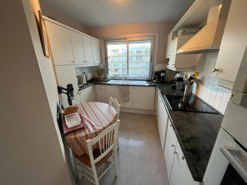 Photo de la galerie de l'établissement Appartement T4 avec Parking, Balcon et Proche Commerces à Biarritz - FR-1-239-921, à Biarritz