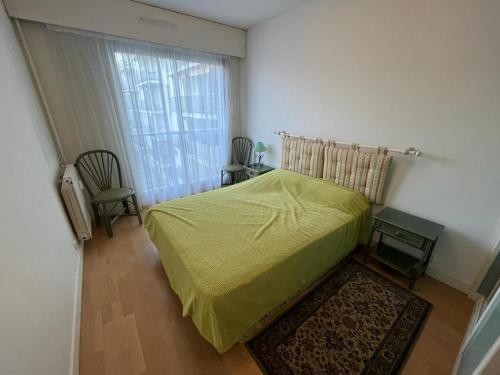 1 dormitorio con 1 cama, 2 sillas y ventana en Appartement Biarritz, 4 pièces, 6 personnes - FR-1-239-921 en Biarritz