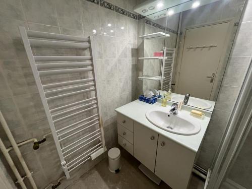 y baño con lavabo y espejo. en Appartement Biarritz, 4 pièces, 6 personnes - FR-1-239-921 en Biarritz