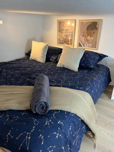 ein Schlafzimmer mit einem Bett mit blauer Bettwäsche und Sternen in der Unterkunft New York Palace 2th apartment in the downtown in Budapest