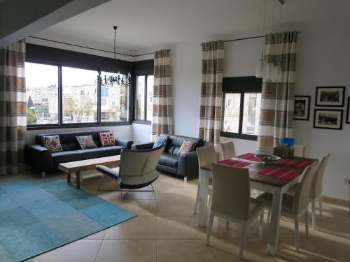 Apartment Haifa tesisinde bir oturma alanı