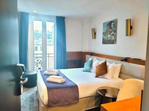 パリにあるホテル ロイヤル ファルのベッドとバルコニー付きのホテルルーム