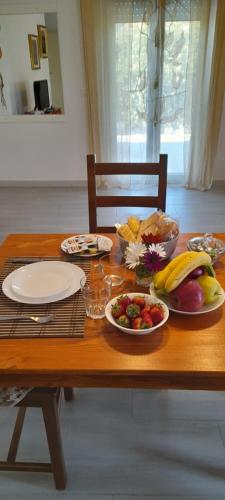 una mesa de madera con platos de comida. en A Casa di Falco, en Mondragone