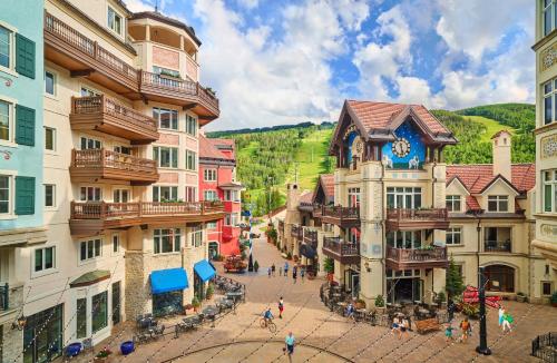 una calle de la ciudad con edificios y una torre del reloj en The Arrabelle at Vail Square, a RockResort en Vail