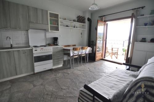Η κουζίνα ή μικρή κουζίνα στο Zennova #42 Pirgadikia Sky & Sea Home