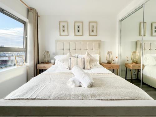 Postel nebo postele na pokoji v ubytování Stunning Riverview City Centre Apartment