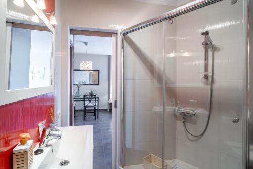 ein Bad mit einer Glasdusche und einem Waschbecken in der Unterkunft Almijara Apartments Casasol in Nerja