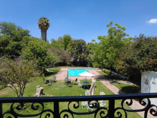 サン・フアン・デル・リオにあるHotel O Puenteの家のバルコニーからプールの景色を望めます。