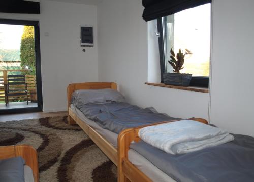 Postel nebo postele na pokoji v ubytování Panorama Racławicka Domek Willa Basen Agroturystyka