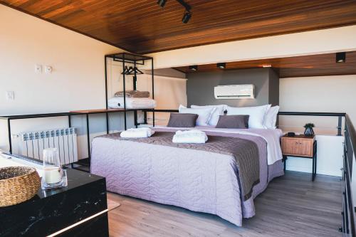 Een bed of bedden in een kamer bij Döra Pousada e Enoturismo - Vale Dos Vinhedos