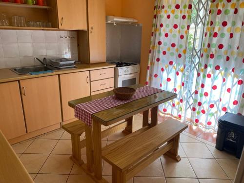 Кухня или мини-кухня в Best Holiday Beach Apartment
