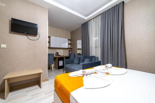 TV a/nebo společenská místnost v ubytování Mardy Suit Hotel
