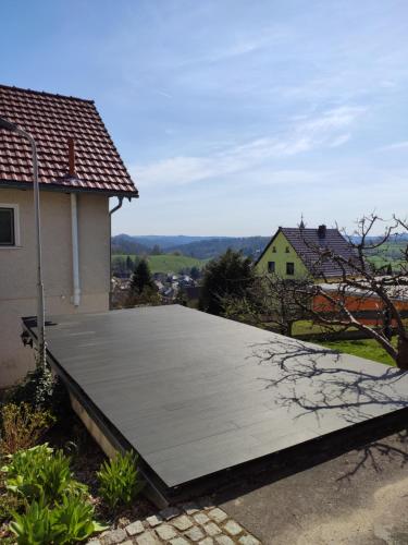 eine Terrasse an der Seite eines Hauses in der Unterkunft Ferienhaus Rodig Sächsischen Schweiz in Saupsdorf