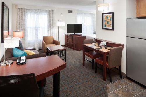 Habitación de hotel con cocina y sala de estar. en Residence Inn by Marriott Hattiesburg en Hattiesburg